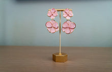 Load image into Gallery viewer, Daisy Stud