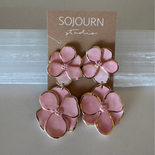 Load image into Gallery viewer, Daisy Stud