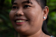 Load image into Gallery viewer, Shine Circle Studs